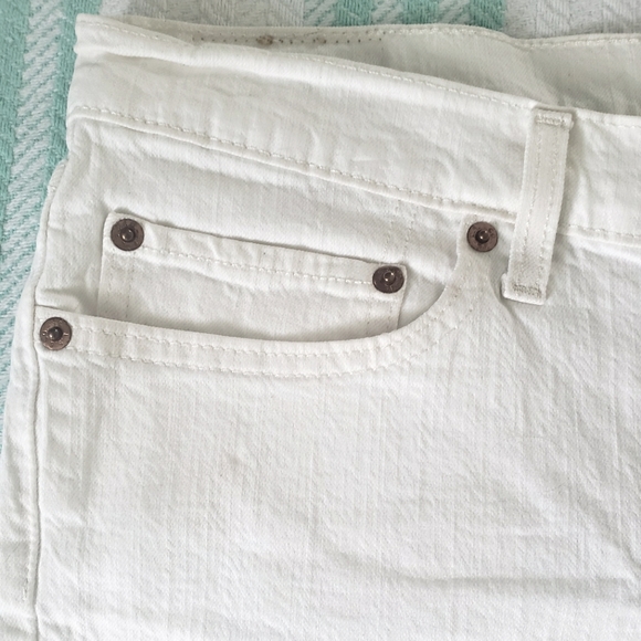 Levi's white cuffed shorts - Picture 3 of 7